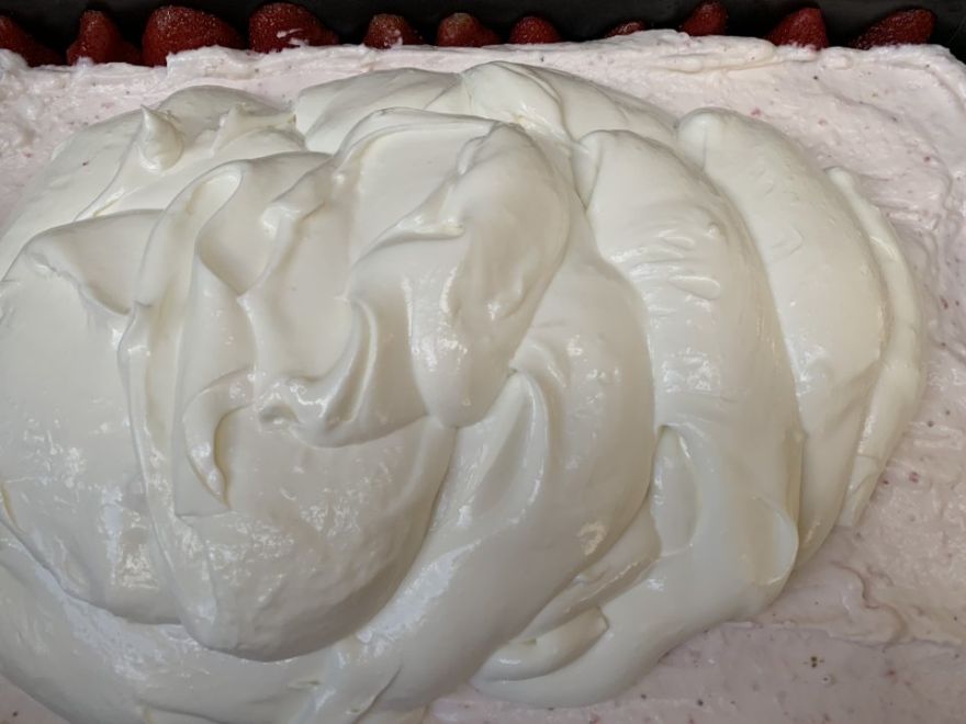 Sernik truskawkowo-kremowy