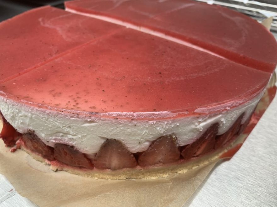 Sernik truskawkowo-kremowy