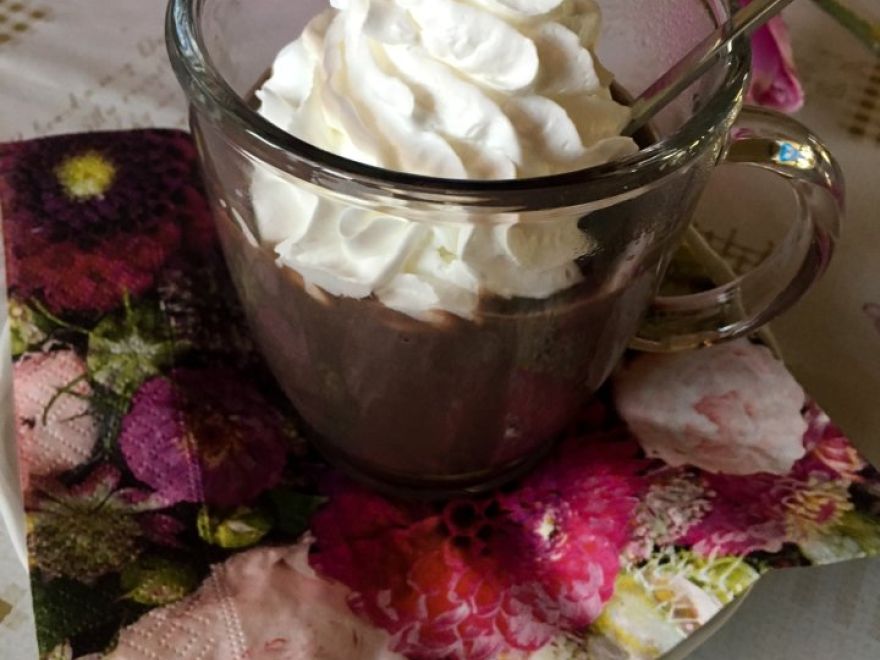 Krémová horká čokoláda připravená z pudinku Liana