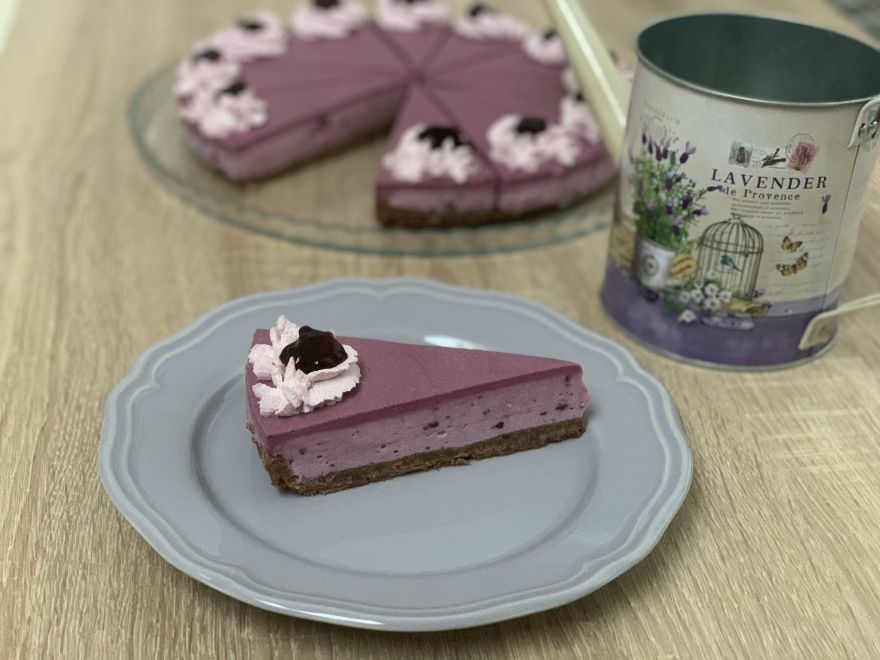 Áfonyás sajttorta erdei gyümölcsökkel