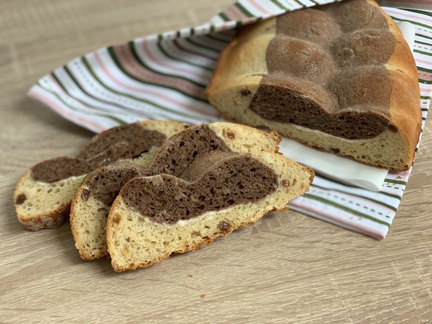 Bezlepková dvoubarevná vánočka ve formě