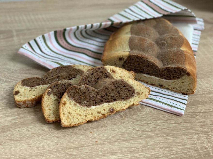 Bezlepková dvoubarevná vánočka ve formě