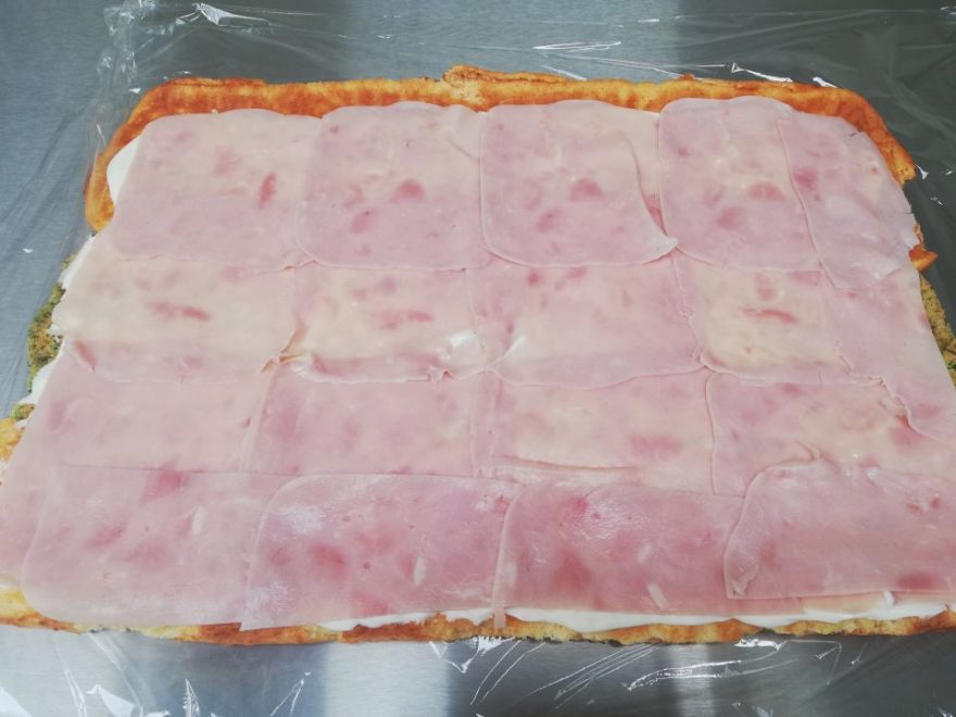 Bezlepková barevná slaná roláda