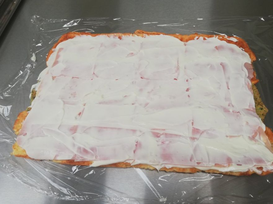 Bezlepková barevná slaná roláda