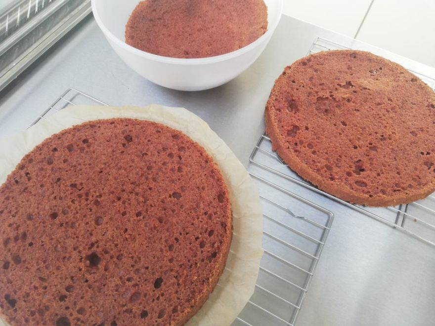 Bezlepkový red velvet dort