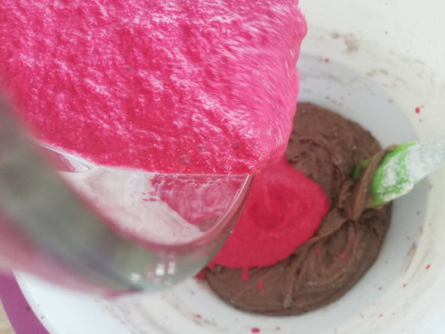 Bezlepkový red velvet dort