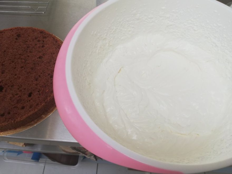 Bezlepkový red velvet dort