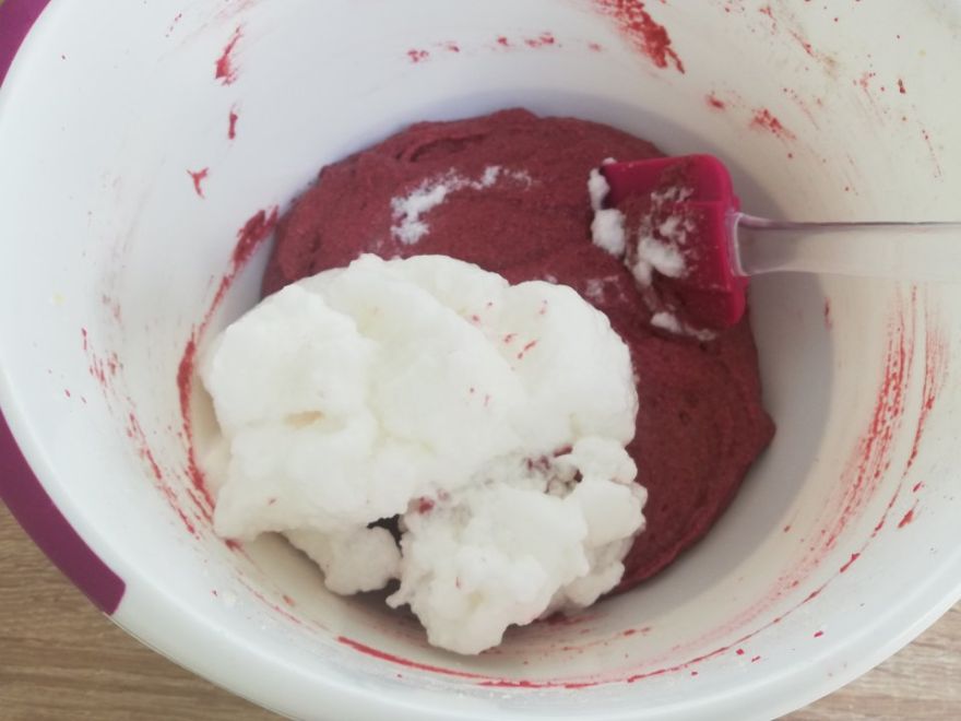 Bezlepkový red velvet dort