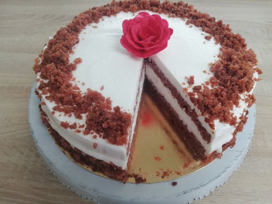 Bezlepkový red velvet dort