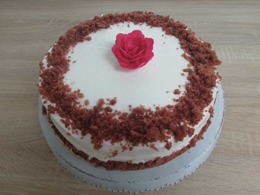 Bezlepkový red velvet dort