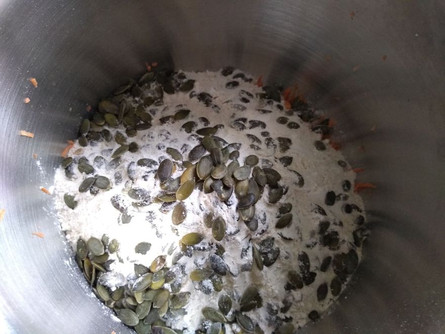 Bezlepkové mrkvové bagety s dýňovými semínky