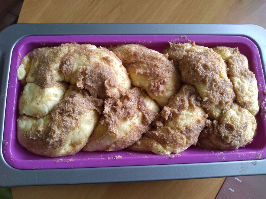 Bezlepkový kváskový skořicový chléb