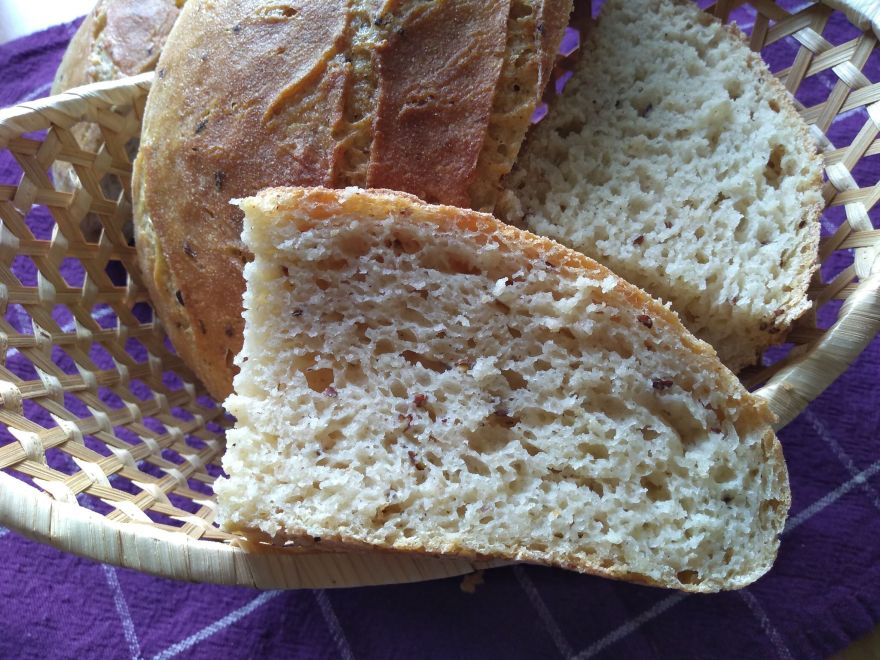 Bezlepkový kváskový chléb s kefírem a medem