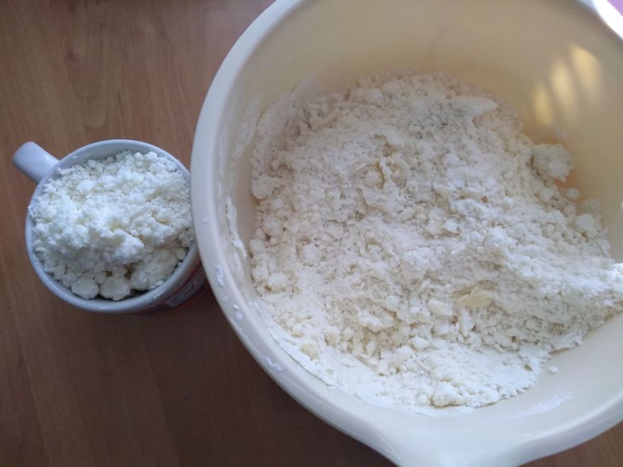 Bezlepkový ovocný koláč s posýpkou