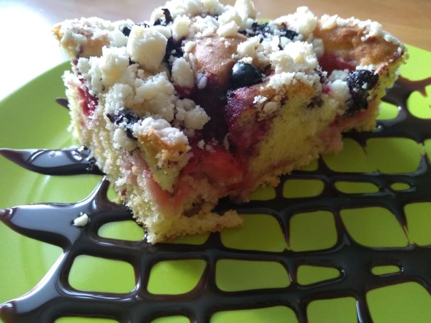 Bezlepkový ovocný koláč s posýpkou