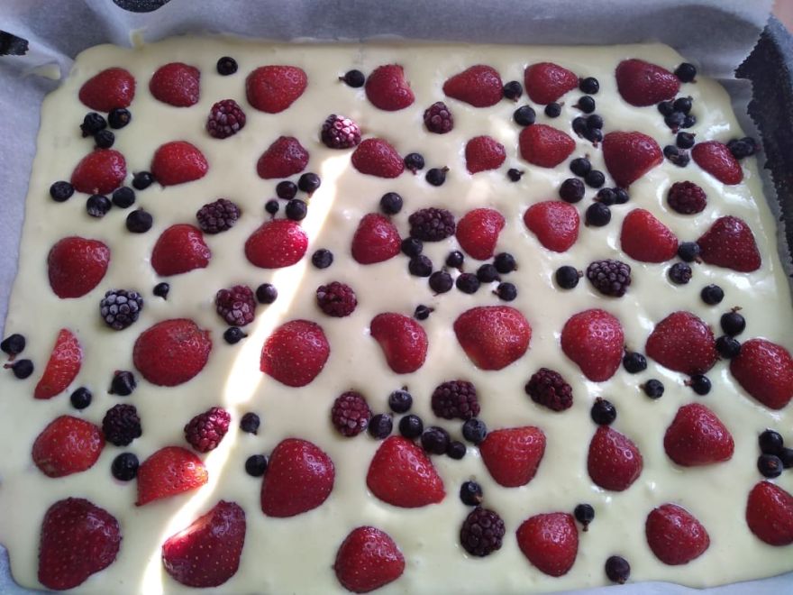 Bezlepkový ovocný koláč s posýpkou