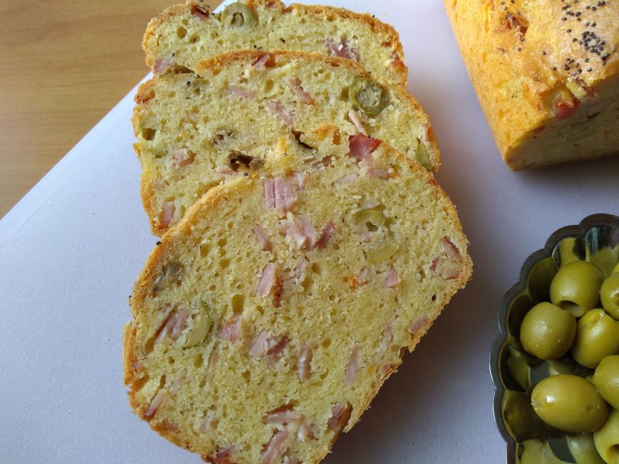 Bezlepkový olivový chléb se šunkou
