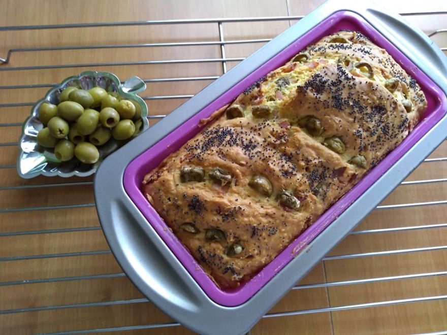 Bezlepkový olivový chléb se šunkou