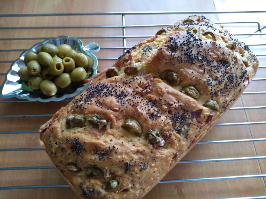 Bezlepkový olivový chléb se šunkou