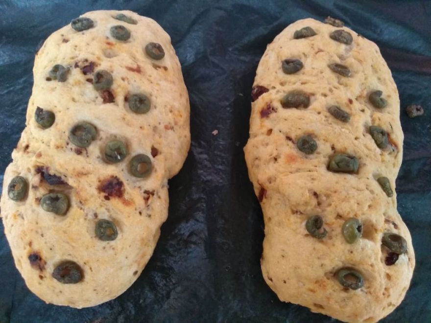 Bezlepkové ciabatty se sušenými rajčaty a olivami