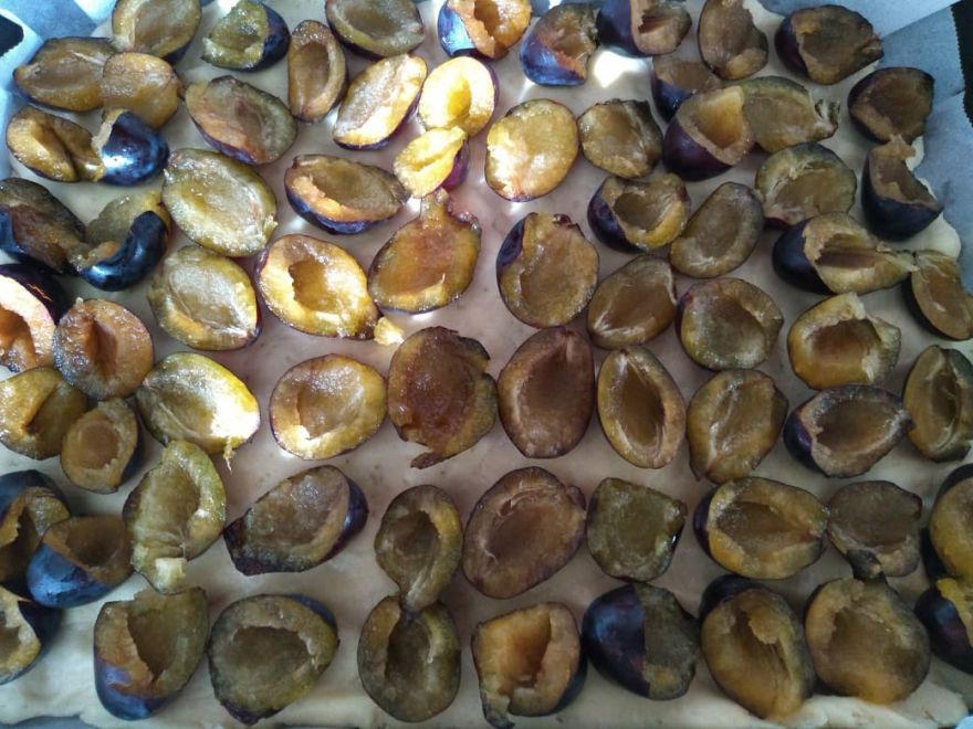 Gluténmentes kovászos szilvatorta