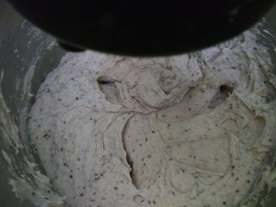 Bezlepkový tmavý chléb s chia semínky