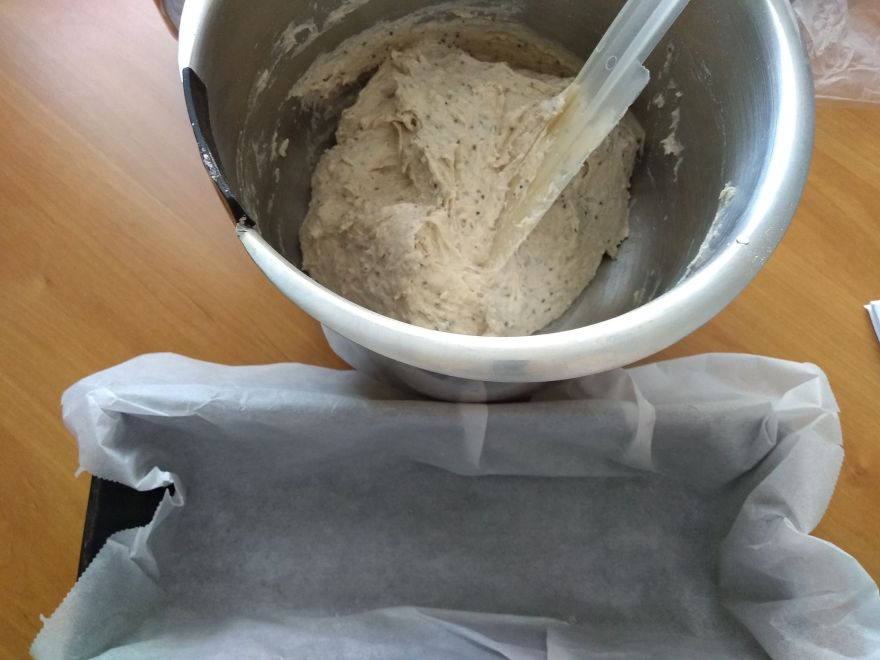 Bezlepkový tmavý chléb s chia semínky