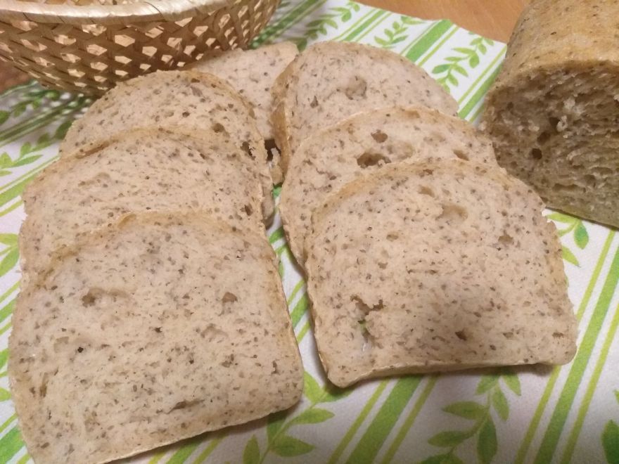 Bezlepkový tmavý chléb s chia semínky