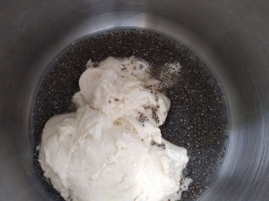 Bezlepkový tmavý chléb s chia semínky