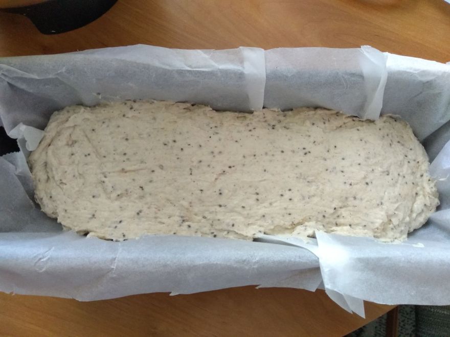 Bezlepkový tmavý chléb s chia semínky