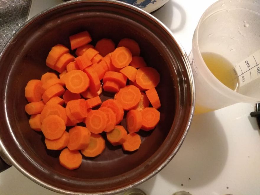 Bezlepkový kváskový mrkvový chléb