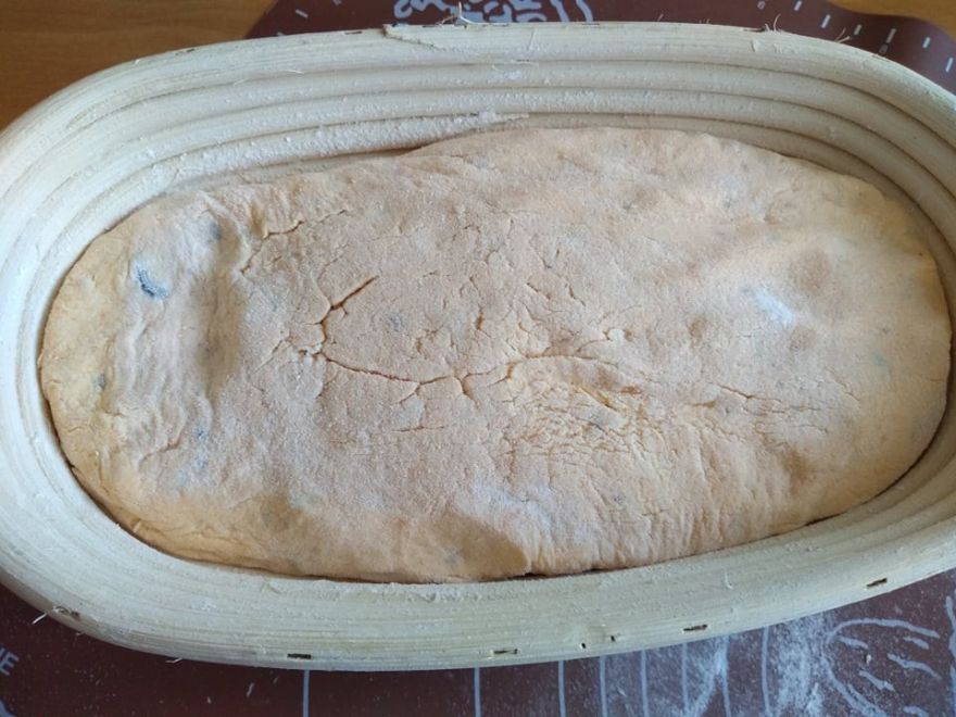 Bezlepkový kváskový mrkvový chléb