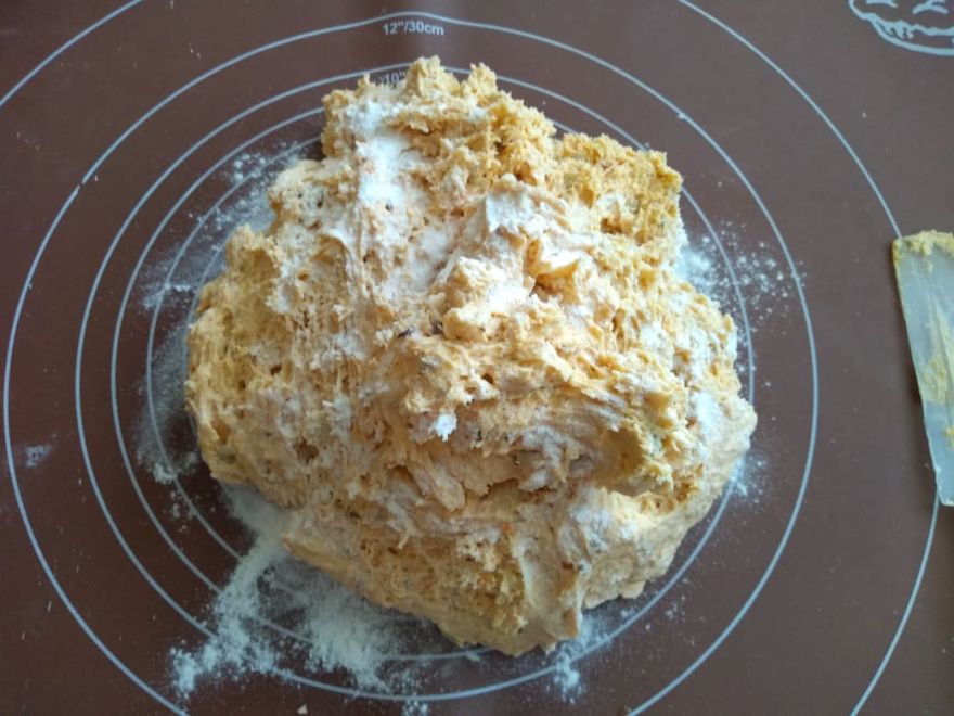 Bezlepkový kváskový mrkvový chléb