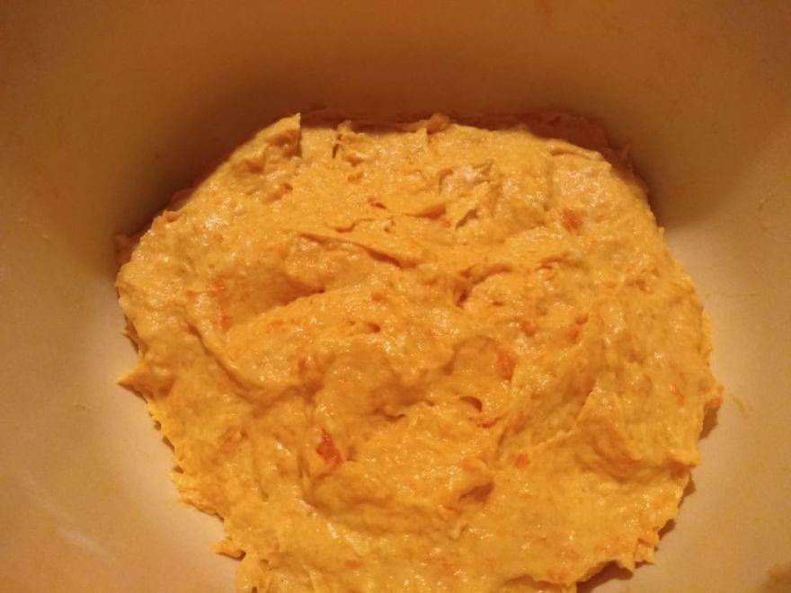 Bezlepkový kváskový mrkvový chléb