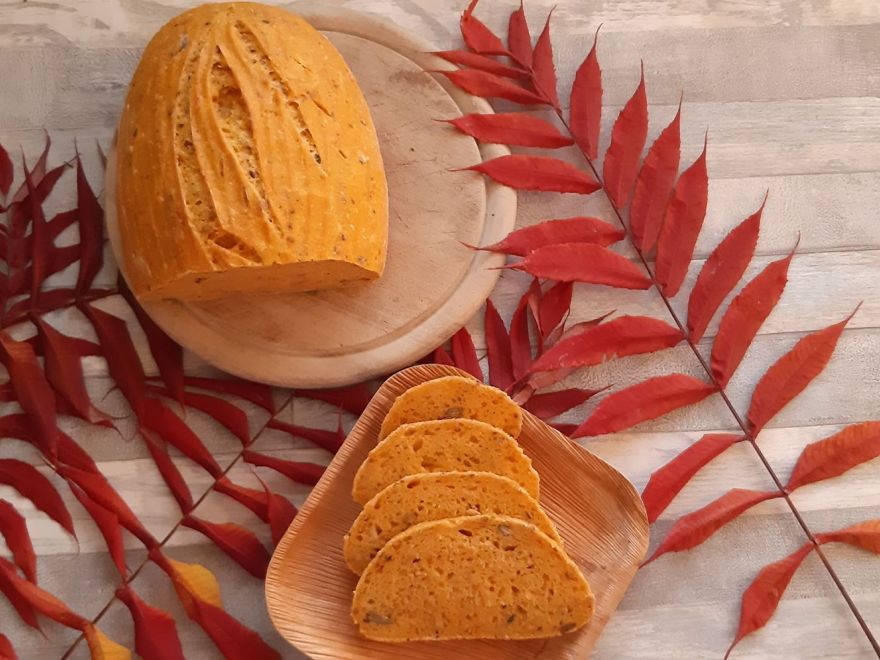 Bezlepkový kváskový mrkvový chléb