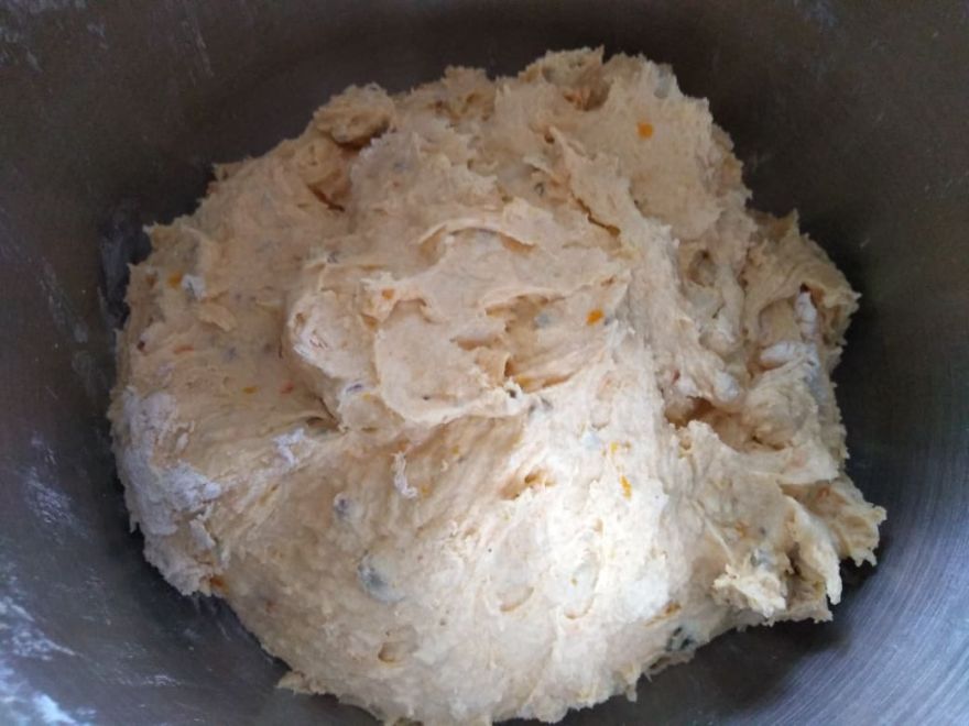 Bezlepkový kváskový mrkvový chléb