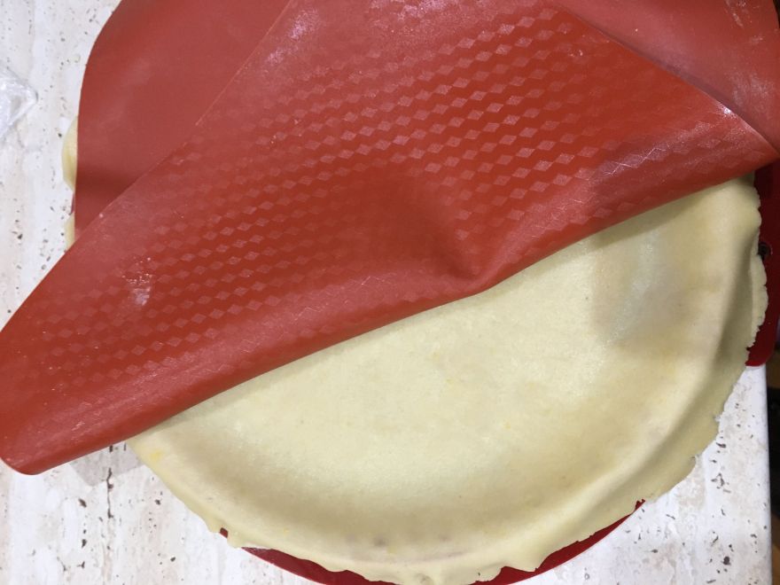 Gluten-free round apple pie