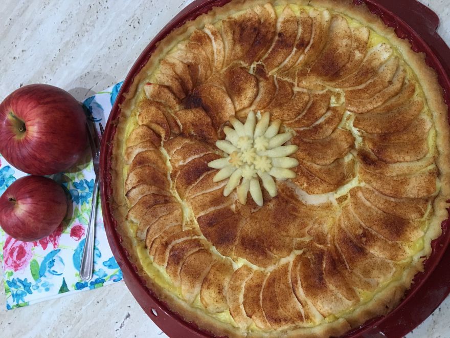 Gluten-free round apple pie