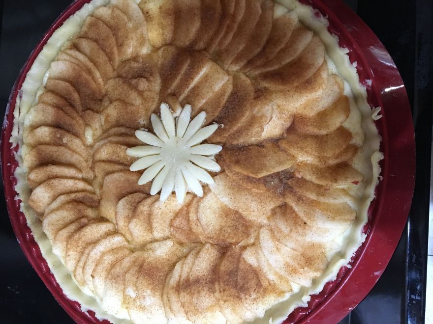 Gluten-free round apple pie