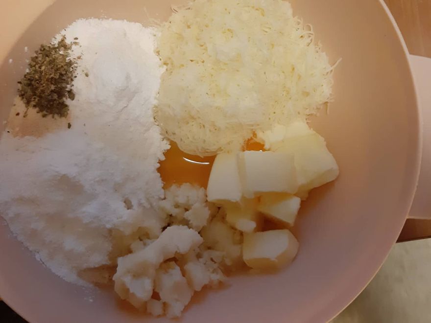 Gluten-free bryndza crackers