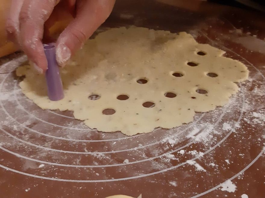 Gluten-free bryndza crackers