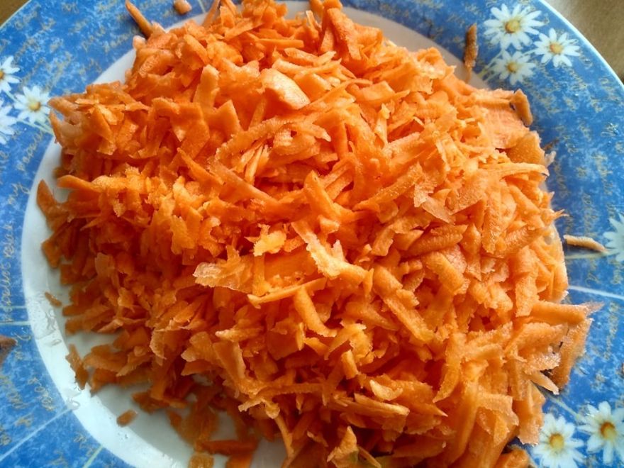 Bezlepkový mrkvový koláč se šlehačkou