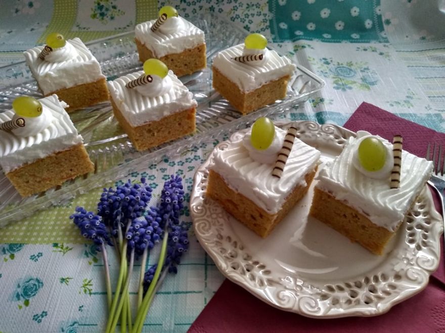 Bezlepkový mrkvový koláč se šlehačkou