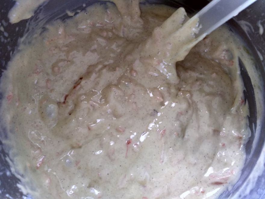 Bezlepkový mrkvový koláč se šlehačkou