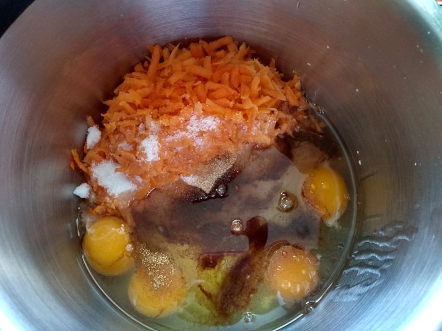 Bezlepkový mrkvový koláč se šlehačkou