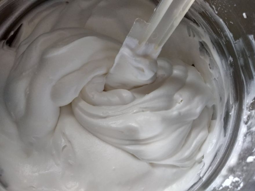 Bezlepkový mrkvový koláč se šlehačkou