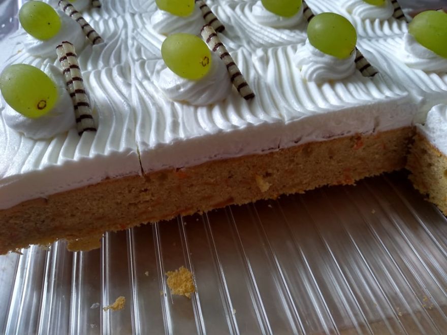 Bezlepkový mrkvový koláč se šlehačkou