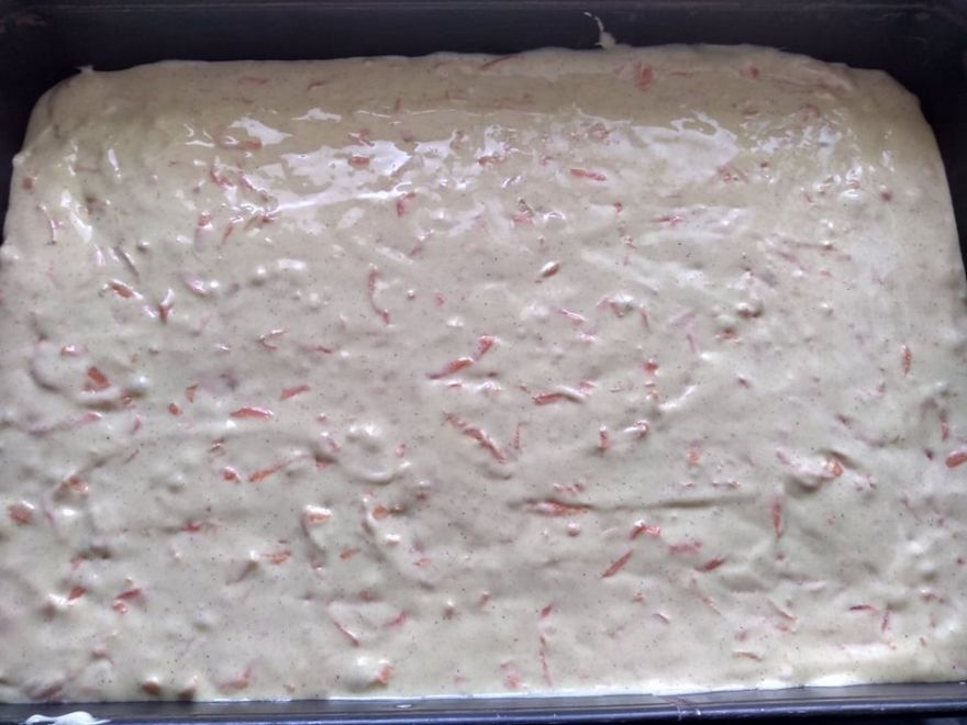 Bezlepkový mrkvový koláč se šlehačkou