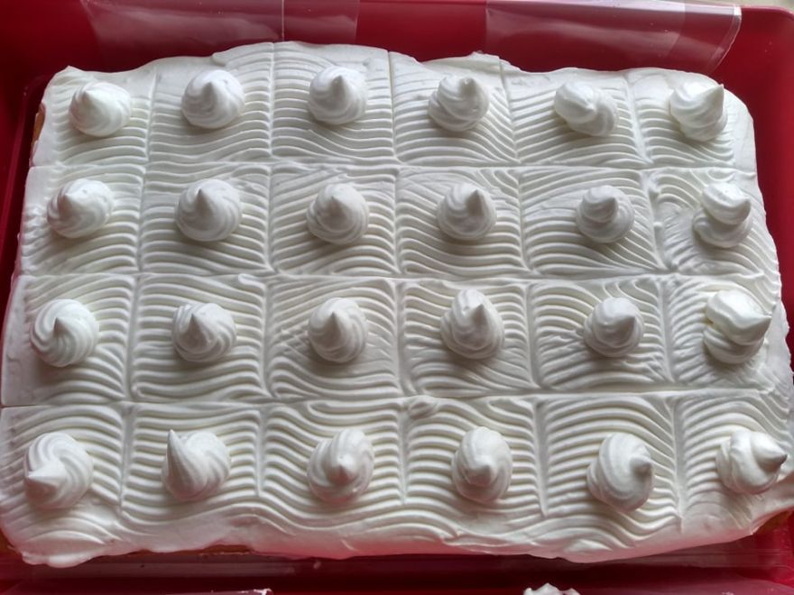 Bezlepkový mrkvový koláč se šlehačkou