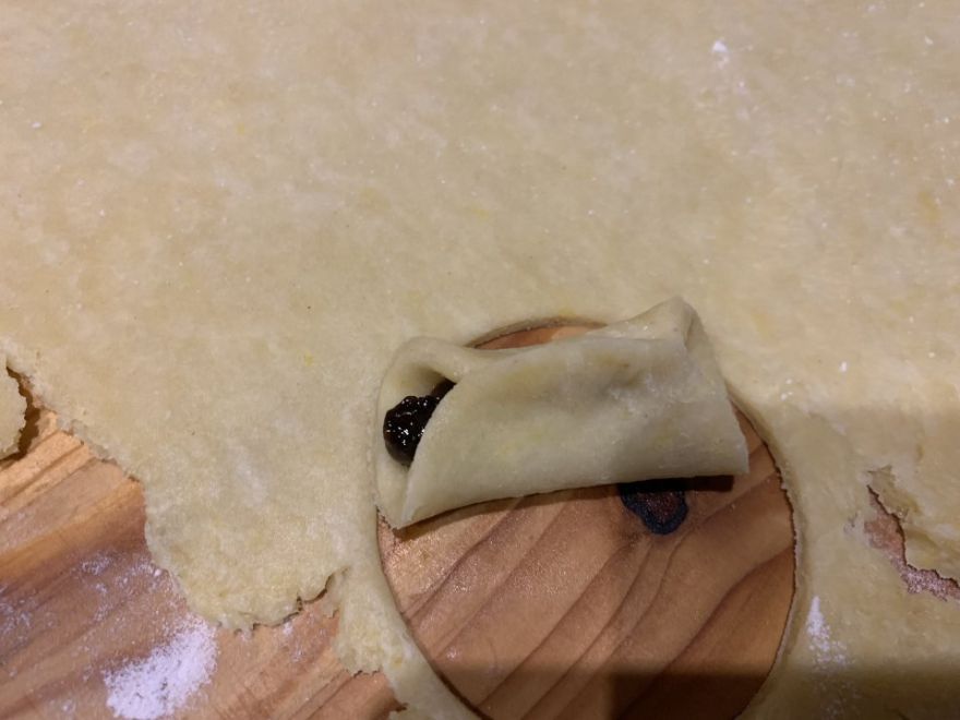 Crispy filled cookies